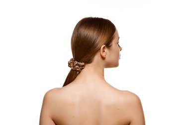 Beyaz stüdyo arka planında uzun, ipeksi düz saçlı esmer kızın arka plan portresi. Cilt bakımı kozmetik tedavisi. Kavramsal gençlik, doğal güzellik, sağlıklı yaşam tarzı, saç bakımı. Ad