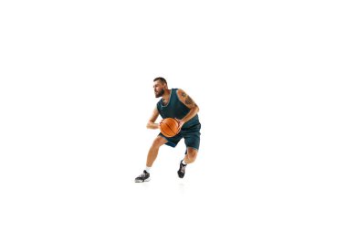 Üniformalı basketbol profesyoneli, kusursuz top sürme tekniği sergiliyor ve beyaz arka plana çarpıcı bir smaç basıyor. Spor anlayışı, hobi, aktif yaşam tarzı. Boşluğu kopyala, ad