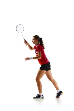 Yetenekli bayan badminton oyuncusunun enerjisi ve adanmışlığı beyaz stüdyo geçmişine karşı coşkuyla antrenman yapıyor. Spor anlayışı, aktif yaşam tarzı, güç ve güç, eylem. Boşluğu kopyala.