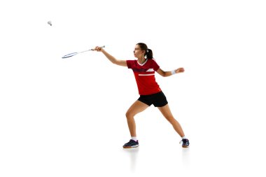 Badminton sporcusunun tam boy portresi beyaz stüdyo geçmişine karşı saldırı ve savunma becerilerini gösteriyor. Spor anlayışı, aktif yaşam tarzı, güç ve güç, eylem. Boşluğu kopyala.