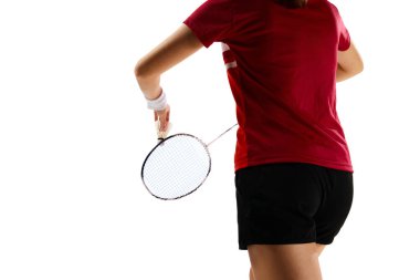 Kırpılmış genç kız portresi, yetenekli badminton oyuncusu, el değmemiş beyaz arka plana karşı yoğun bir şekilde çalışıyor. Spor anlayışı, aktif yaşam tarzı, güç ve güç, eylem. Boşluğu kopyala.