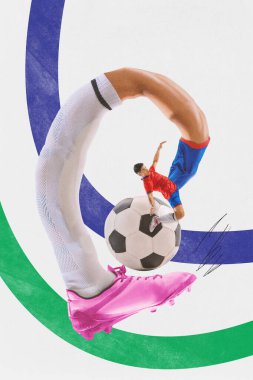Çağdaş sanat kolajı. Genç profesyonel futbolcu, sporcu uzun bacağını tekmeliyor. Spor anlayışı, hobi, iş başında olan insanlar. Moda dergisi tarzı Şampiyonluk 2024.