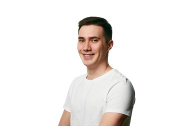 Çekici görünüşlü bir adamın portresi, beyaz arka planda kameraya gülümseyen bir adam. Güzellik tedavisi ve hijyen kavramı, vücut bakımı, yaşlanma karşıtı prosedürler.