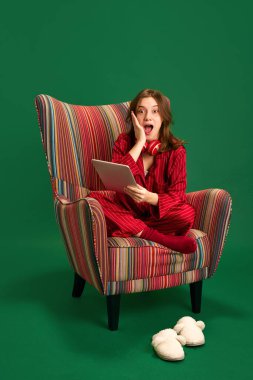 Mutlu yıllar, mutlu Noeller, kutlama, eğlence ve neşe konsepti.