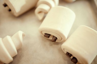 Kruvasana benzer bir hamur işi yakın çekim ama ortada pişmiş çikolatalı kek tepsisi üzerinde duruyor. Doğa, yemek, diyet, yemek, beslenme, fırın, Fransız tatlıları kavramı.