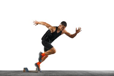 Sporcu, koşucu ve koşucunun dinamik portresi beyaz zemine karşı bitiş çizgisine ilk ulaşan olmak üzere hızla uzaklaşır. Spor anlayışı, aktif yaşam tarzı, eylem. Ad.