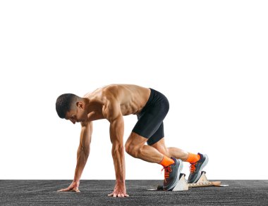 Beyaz atletizm arka planına karşı alçaktan koşmaya hazırlanan profesyonel koşucu genç sporcunun tam boy portresi. Spor anlayışı, aktif yaşam tarzı, eylem. Ad