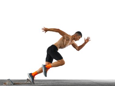 Dinamik hareket. Atletik adam, profesyonel koşucu, koşucu beyaz arka planda birinci olmak için hızla koşuyor. Spor anlayışı, aktif yaşam tarzı, eylem. Reklam. Boşluğu kopyala.