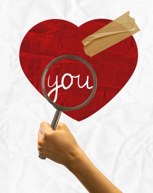 Poster. Çağdaş sanat kolajı. Kalbi büyüteçle kaplamak ve üzerine yazdığın kelimeleri aramak. Eski kağıt filtresi. Sevgililer Günü kavramı, aşk, tarih, ilişki, duygular.