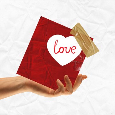 Poster. Çağdaş sanat kolajı. Beyaz kalpli kırmızı kartı tutan ve üzerine aşk yazıları çizen el yazısı. Eski kağıt filtresi. Sevgililer Günü kavramı, selamlama, aşk, tarih, ilişki, duygular..