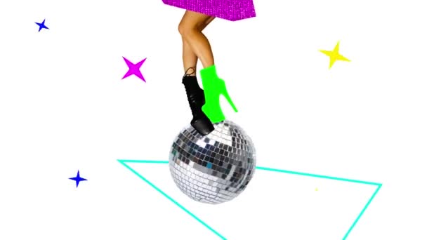 停止运动 穿着五颜六色高跟鞋的女性腿在闪亮的大铁饼球上 在白色的背景下积极地跳舞 艺术的概念 迪斯科 复古时尚 快乐和乐趣 — 图库视频影像