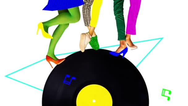 停止运动 女腿和男腿穿着老式服装 在复古的音乐板上跳舞 时代的比较 艺术的概念 迪斯科 复古时尚 快乐和乐趣 — 图库视频影像