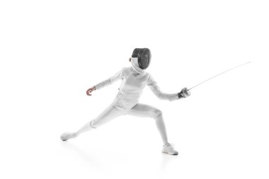 Eskrimcilerin ayak hakimiyeti ve maçın ortasında el değmemiş bir beyaz stüdyo arka planına karşı duruş. Taktiksel açıdan dinamik bir spor. Profesyonel, sportif aktif yaşam tarzı, uygunluk, güç kavramı.