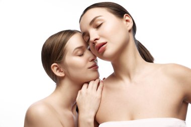 Moda ve Modellik. Sevecen, doğuştan güzel genç bayanların portresi. Moda endüstrisinin doğal güzelliğe ve minimalizme odaklanmasına uygun. Gençlik kavramı, cilt bakımı.