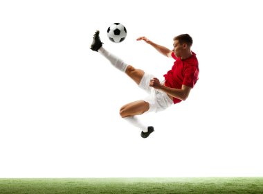 Kesinlik uçakla buluşur. Profesyonel bir futbolcunun dinamik portresi. Beyaz arka planda yeşil çimlerle kusursuz bir pas atıyor. Spor oyunları, enerji, dünya kupası sezonu.