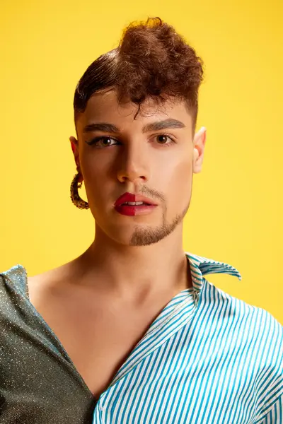 Kadın ve erkek modelin yakın plan portresi sarı arka planda kameraya bakıyor. Avantaj-Garde ifadesi. Cinsiyet normlarını aşan bir yüz. Kendini ifade etme kavramı, güzellik. Ad