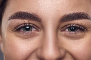 Yaşlanma karşıtı cilt bakımı çizgisi hassas göz altı bölgelerini hedef alan kremleri destekliyor..