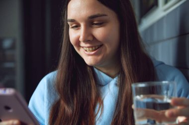 Güzellik ve tıp kavramı, iletişim, çevrimiçi çalışma, eğitim.