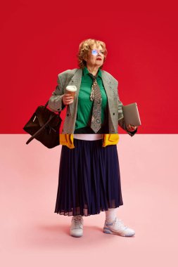 Moda Füzyonu. Yaratıcı kolaj, spor kıyafetli olgun bir kadının pembe-kırmızı arka planda giydiği iki yarım fotoğraftan oluşur. Modern yaşamda aktif yaşlılar kavramı. Ad