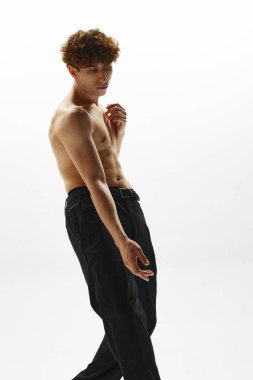 Yansımalı Mükemmellik. Atletik vücutlu genç adam beyaz arka plana karşı simetrisinin ve gücünün altını çiziyor. Güzellik ve sanat, hareket, eylem, esneklik, ilham kavramı.