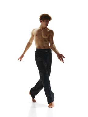 İnce Yoğunluk, Bağlılık ve İç Güç. Beyaz stüdyo geçmişine çıplak poz veren genç bir sporcu. Güzellik ve sanat, hareket, eylem, esneklik, ilham kavramı.