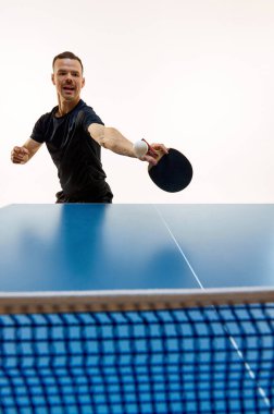 Atletik konsantre insan eğitiminin dinamik portresi topa vuruyor, beyaz stüdyo arka planına karşı hareket eden saldırı tekniği. Profesyonel spor konsepti, şampiyonluk, turnuva, zafer.