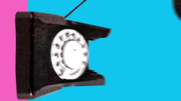 停止运动 现代创意动画 一只手拿起老式电话隔离蓝粉背景 旧纸的风格 青年文化 技术的概念 纵向方向 — 图库视频影像