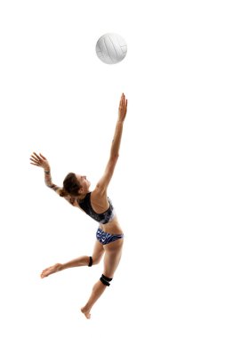 Atletik kadının dinamik çekimi, profesyonel plaj voleybolu topu beyaz stüdyo arka planında hareket ediyor. Spor oyunları, hareket, şampiyonluk, güç ve güç kavramı.