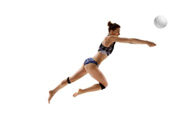 Rekabetçi bir kadın, yetenekli bir voleybol oyuncusu. Beyazların arka planında mükemmel pas vermek için topa odaklanmış. Spor oyunları, hareket, şampiyonluk, güç ve güç kavramı.