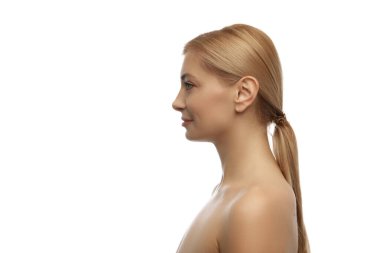 Beyaz stüdyo geçmişine karşı çıplak omuzlu çekici bir kadının yan görünümü. Estetik ameliyat ve yağ aldırma. Güzellik kavramı, yaşlanma karşıtı, kozmetik bilimi, kadın sağlığı. Ad