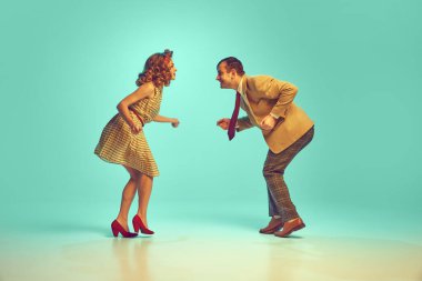 Çekici bir çiftin geçmişe dönük dans figürleri naneli arka planda dans ediyorlar. Müzik ve dans kavramı, hobi, enerji, mutluluk, ruh hali, eylem, bağbozumu