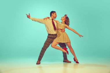 Güzel bir kadın ve erkek, arka planda dans ederken birbirlerine bakıyorlar. Sanat, hobi, müzik, moda, aşk enerjisi, mutluluk, ruh hali, eylem kavramı.