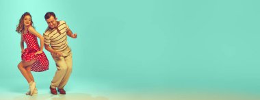 Pankart. Dans partnerleri naneli arka planda dans edip dans ediyorlar. Metin eklemek için de negatif alanlar var. Müzik, enerji, hobi, disko, parti, mutluluk, ruh hali, eylem kavramı