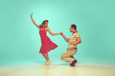 Erkek ve kadın, eski tarz dans eden yetenekli dansçılar salıncakta salıncak, nane arkaplanda boogie-woogie. Aktörler hareket halinde. Müzik, enerji, mutluluk, ruh hali, eylem kavramı