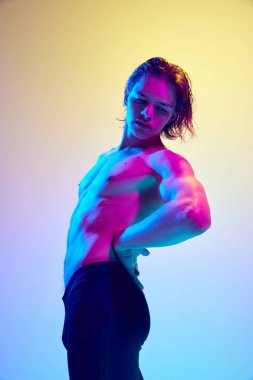 Islak saçlı genç bir adamın yan görünüş portresi. Kusursuz vücudunu parlak neon ışıkta, değişken arka planda gösteriyor. Doğal güzellik insanları, fitness, erkek sağlığı, erkeklik kavramı.