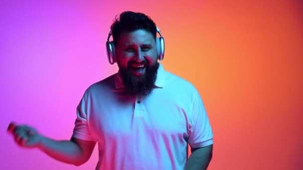 Nadšený Vousatý Muž Poslouchající Hudbu Sluchátkách Tančící Neonovém Světle Zářivém — Stock video