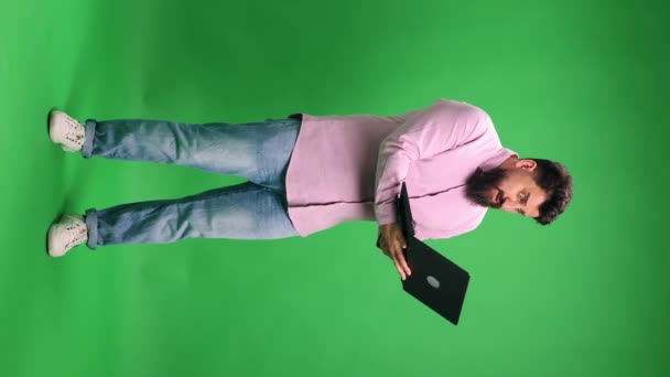 Мужчина Повседневной Одежде Открыл Ноутбук Удивлением Смотрит Экран Ярком Зеленом — стоковое видео