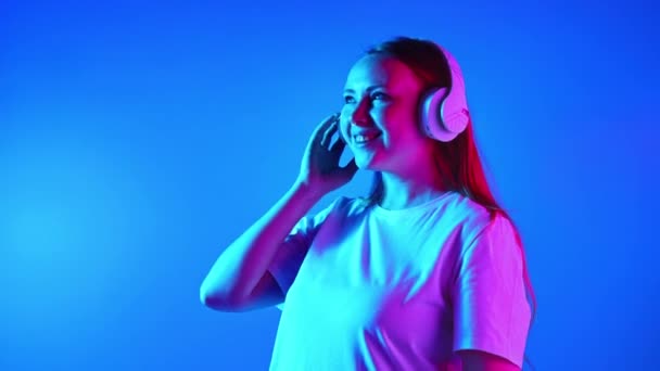 Mujer Cabeza Roja Sonriente Auriculares Escuchando Música Contra Fondo Del — Vídeos de Stock