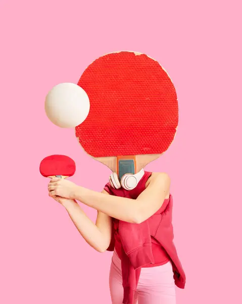 当代艺术拼贴 拿着乒乓球球拍的年轻女子准备在充满活力的粉色背景下击球 体育与积极生活方式 创造力 自我表达的概念 图库图片