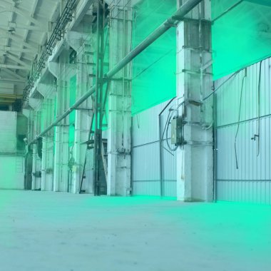 Poster. Çağdaş sanat kolajı. Yeşil neon ışıklandırmalı endüstriyel iç mekan, sütunları, boruları ve büyük tesisin dokulu zeminini gösteriyor. Turizm, fütürizm, yenilik ve dijital çağ kavramı.