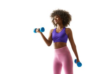 Beyaz stüdyo arka planında spor kıyafetleri içinde pazı kıvıran Afro-Amerikan kadın modeller. Yoğun eğitim. Spor anlayışı, yas tutma alışkanlığı, aktif ve sağlıklı yaşam tarzı, enerji..