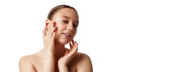 Pankart. Beyaz stüdyo arka planına karşı kusursuz ciltli neşeli genç bir bayan. Mesajını eklemek için negatif bir alan. Doğal güzellik insanları, sağlık, spa prosedürleri, kozmetoloji kavramı. Ad