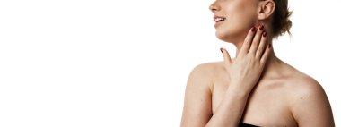 Pankart. Boynuna hafifçe dokunan genç bir kadın beyaz stüdyo geçmişine karşı hassas bir özgüven gösteriyor. Doğal güzellik insanları, iğneler, sağlık, spa prosedürleri, kozmetoloji kavramı. Ad