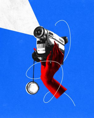 Poster. Çağdaş sanat kolajı. Kırmızı monokrom filtresi mavi arka planda klasik video kamera bulundurur. Canlı soyut tasarım. Sanat anlayışı, klasik şeyler, eski ve modernliğin karışımı. Ad
