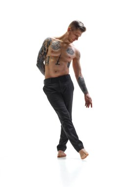 Genç, üstsüz bir adam beyaz stüdyo geçmişine karşı mükemmel kaslı gövdesini gösteriyor. Uzayı kopyala Doğal güzellik, moda ve tarz kavramı, erkek sağlığı ve vücut bakımı. Ad