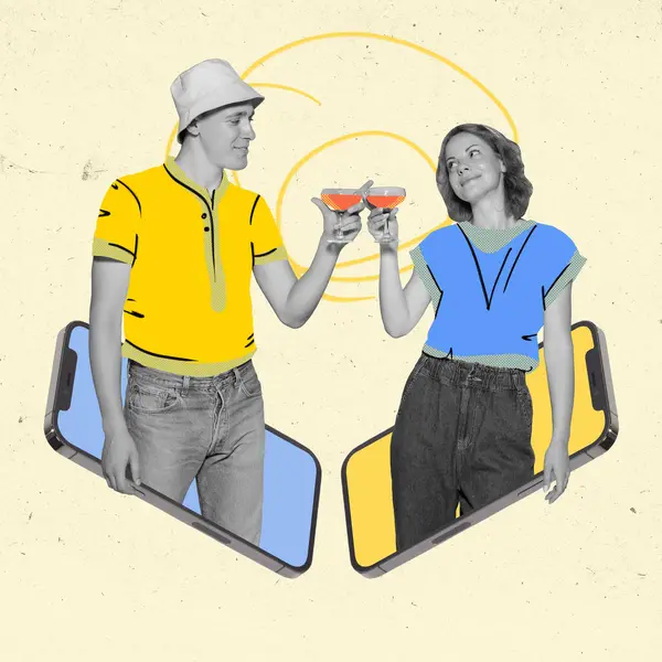 当代艺术拼贴 男人和女人站在智能手机里 用黄色背景的鸡尾酒碰杯 爱情的概念 网上约会 现代生活中的技术进步 图库图片