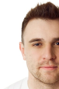 Kısa saçlı, sakallı ve beyaz stüdyo geçmişine karşı kurnazca gülümseyen yakışıklı genç adamın yakın çekimi. Doğal güzellik kavramı, spa tedavileri, erkeksi, kozmetoloji.