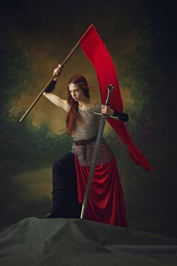 İsyan ruhu. Kızıl saçlı, kılıç ve kırmızı bayraklı prenses, eski moda geçmişe karşı meydan okuyor, devrimi simgeliyor. Tarih ve modern zaman kavramı, güzellik ve moda. Ad