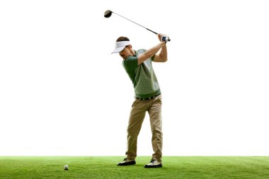 Golf sopasıyla golf oynayan golfçünün tam boy portresi beyaz stüdyo arka planında. Geçmişe dönüş. Profesyonel spor anlayışı, lüks oyunlar, aktif yaşam tarzı, aksiyon. Ad