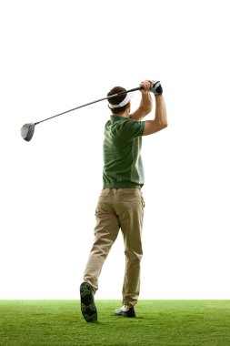 Beyazların arka planında golf sopasıyla golf sopasıyla golf oynayan golfçü portresi. Golf sahasında erkek golfçü. Spor anlayışı, lüks oyunlar, aktif yaşam tarzı, aksiyon. Ad